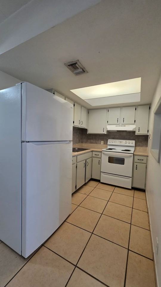 1140 S Ridgewood Ave - Photo 3 of 7