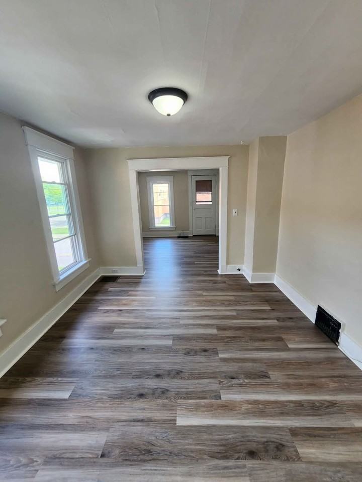 952 W 29th St - Photo 2 of 10