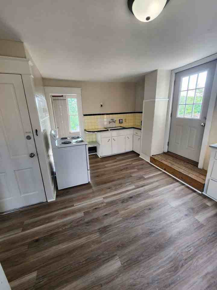 952 W 29th St - Photo 3 of 10