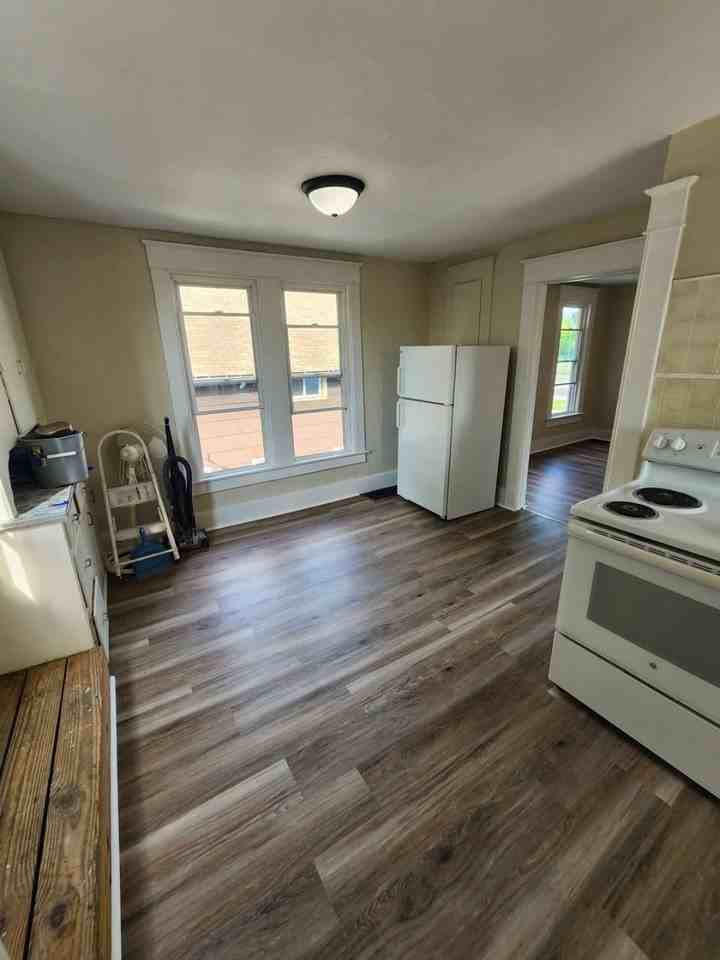 952 W 29th St - Photo 4 of 10