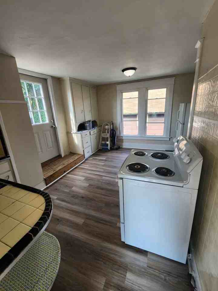 952 W 29th St - Photo 5 of 10