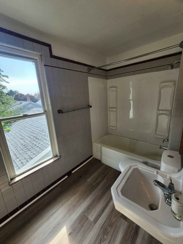 952 W 29th St - Photo 6 of 10
