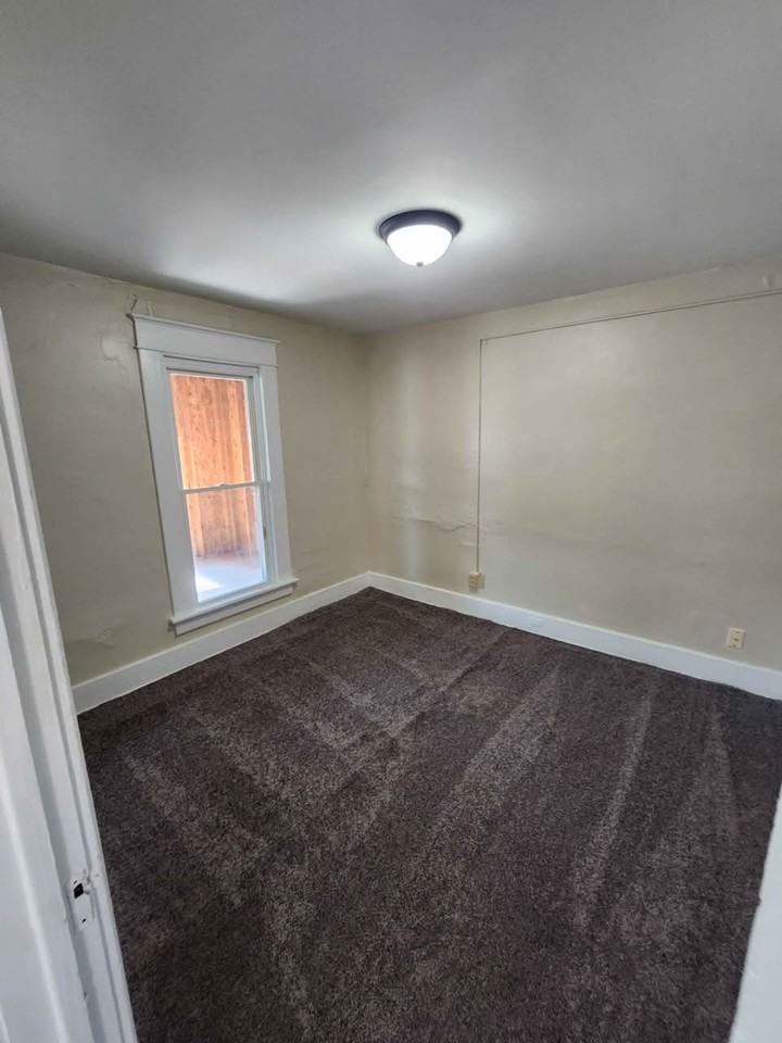 952 W 29th St - Photo 7 of 10