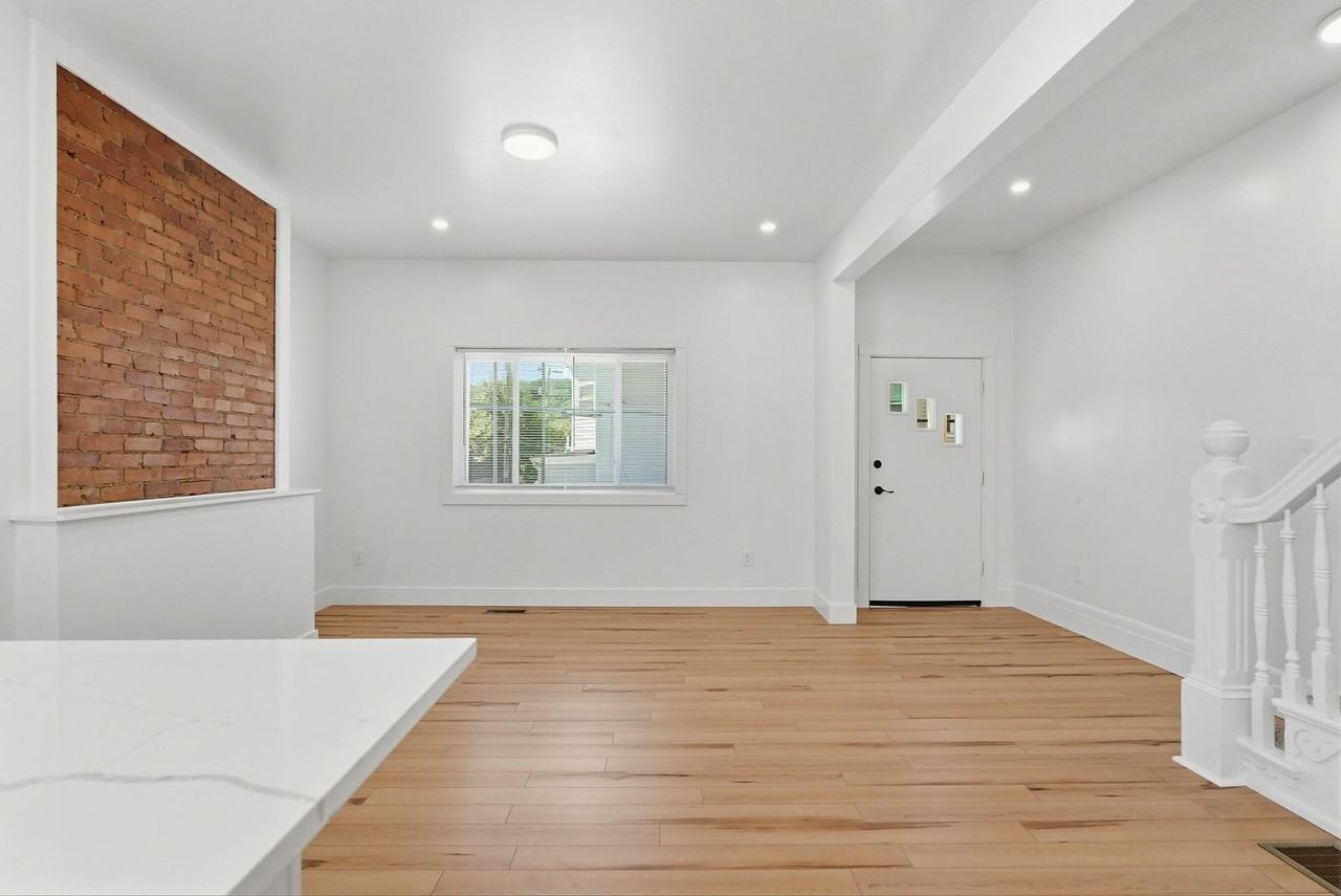 218 11th St - Photo 4 of 31