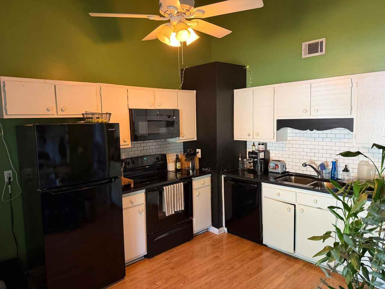 1052 Oakcrest Dr - Photo 3 of 19