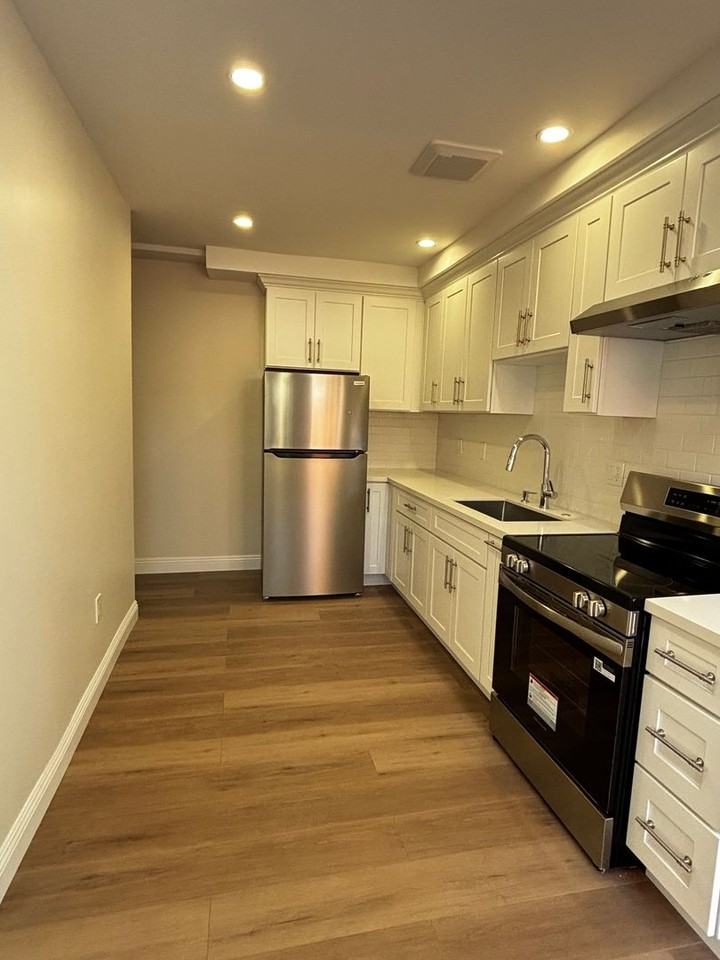 124 124 - 126 S Marengo Ave - Photo 4 of 14