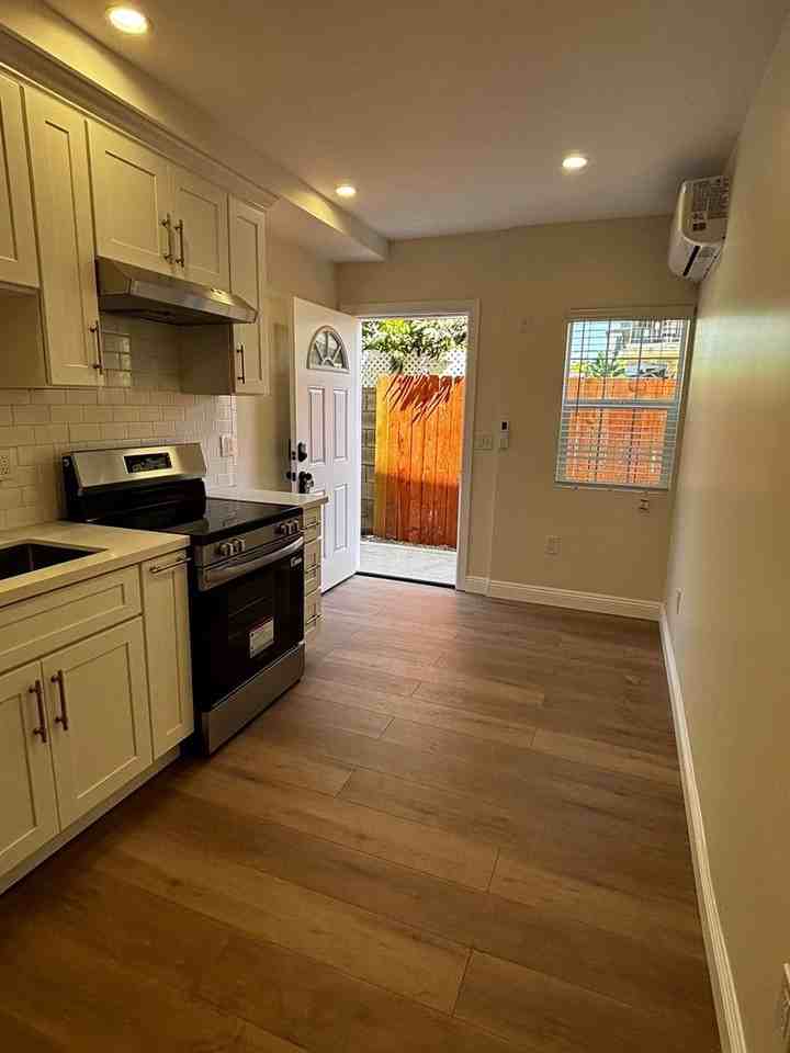 124 124 - 126 S Marengo Ave - Photo 5 of 14