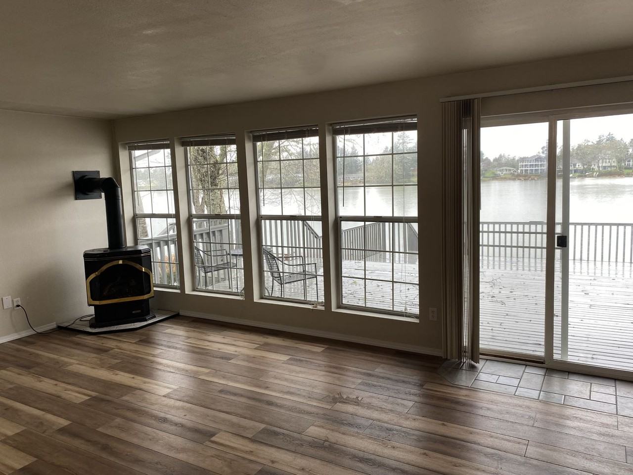 677 Lake Island Ave Se - Photo 3 of 32
