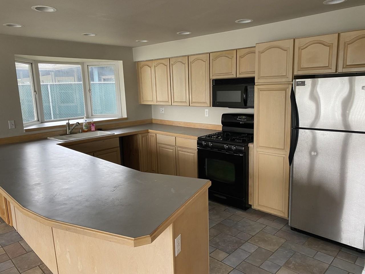 677 Lake Island Ave Se - Photo 6 of 32
