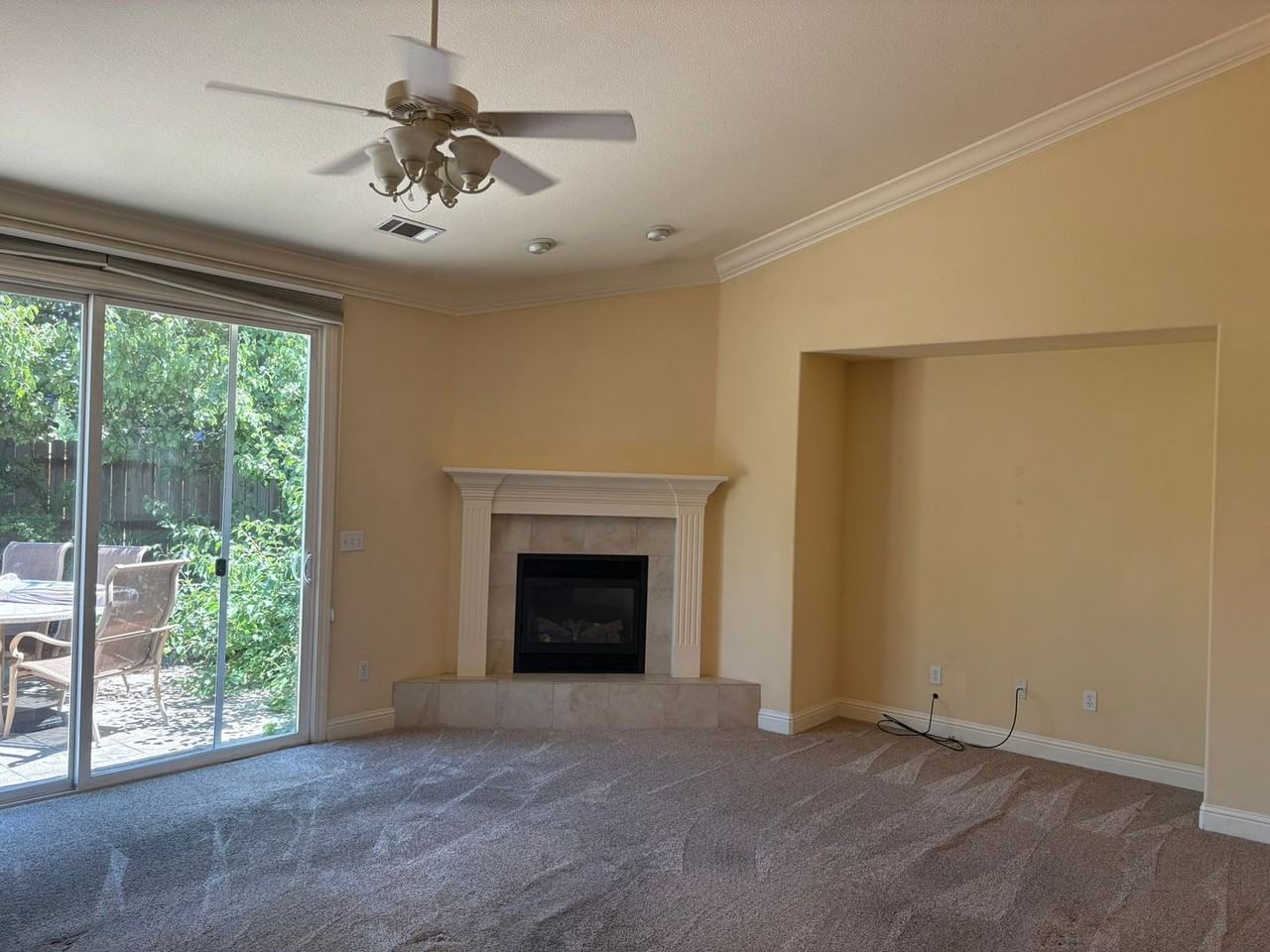 587 Castenda Dr - Photo 3 of 15