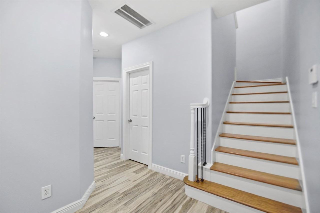 5954 Kansas St - Photo 3 of 27