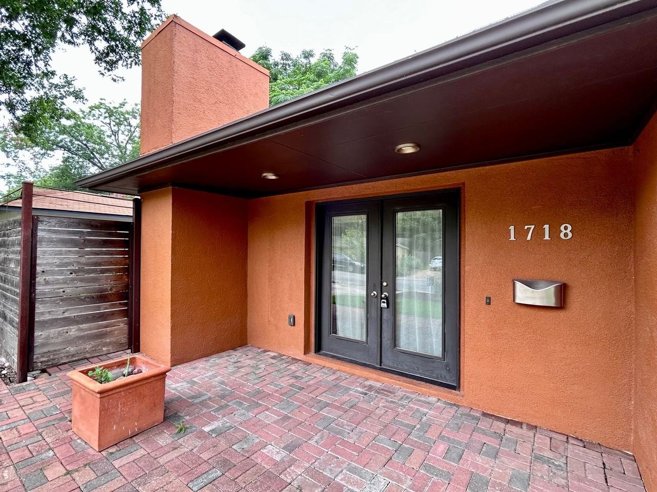 1718 Giles St - Photo 3 of 20