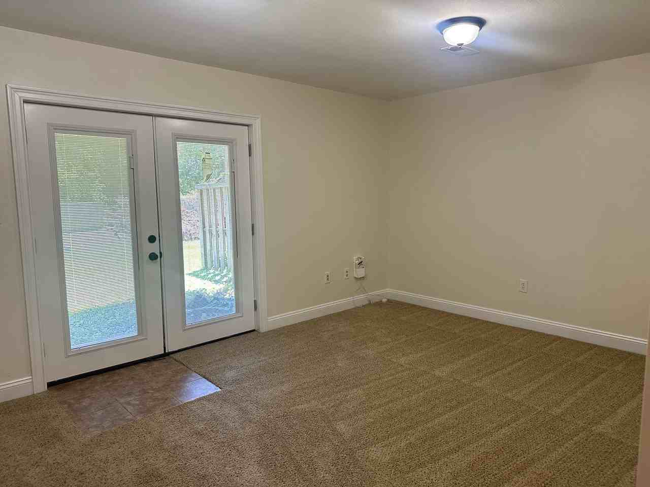 111 Fox Ct - Photo 4 of 20