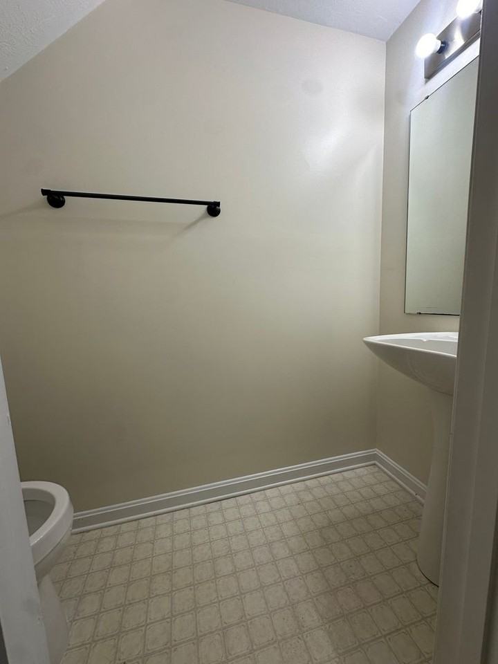 111 Fox Ct - Photo 5 of 20
