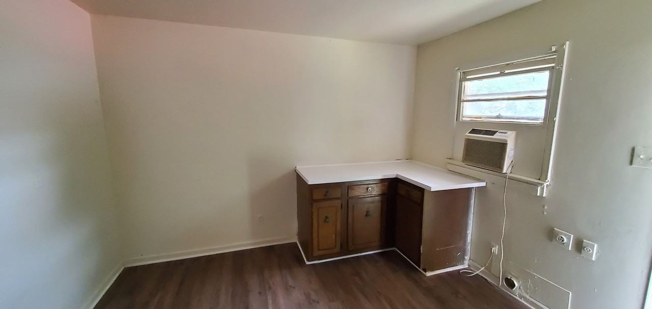 2503 1/2 Campbell St - Photo 3 of 8