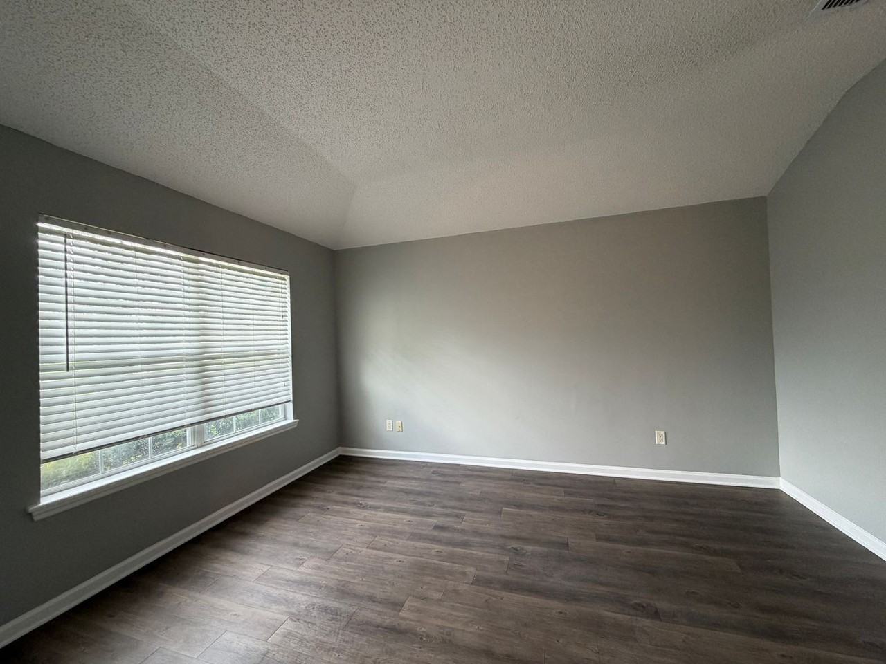3041 Southhall Ct - Photo 3 of 17