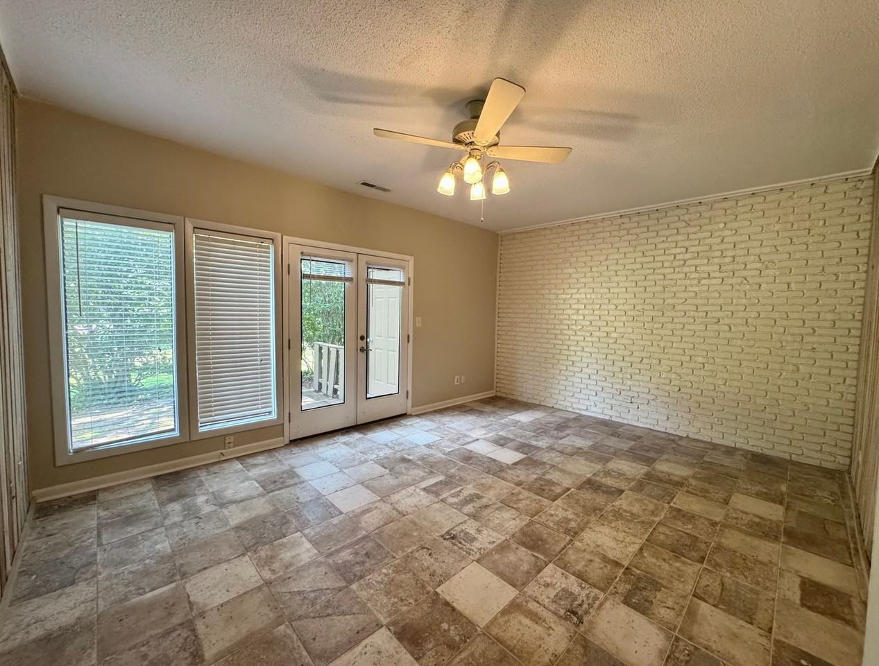 107 Oak Tree Dr