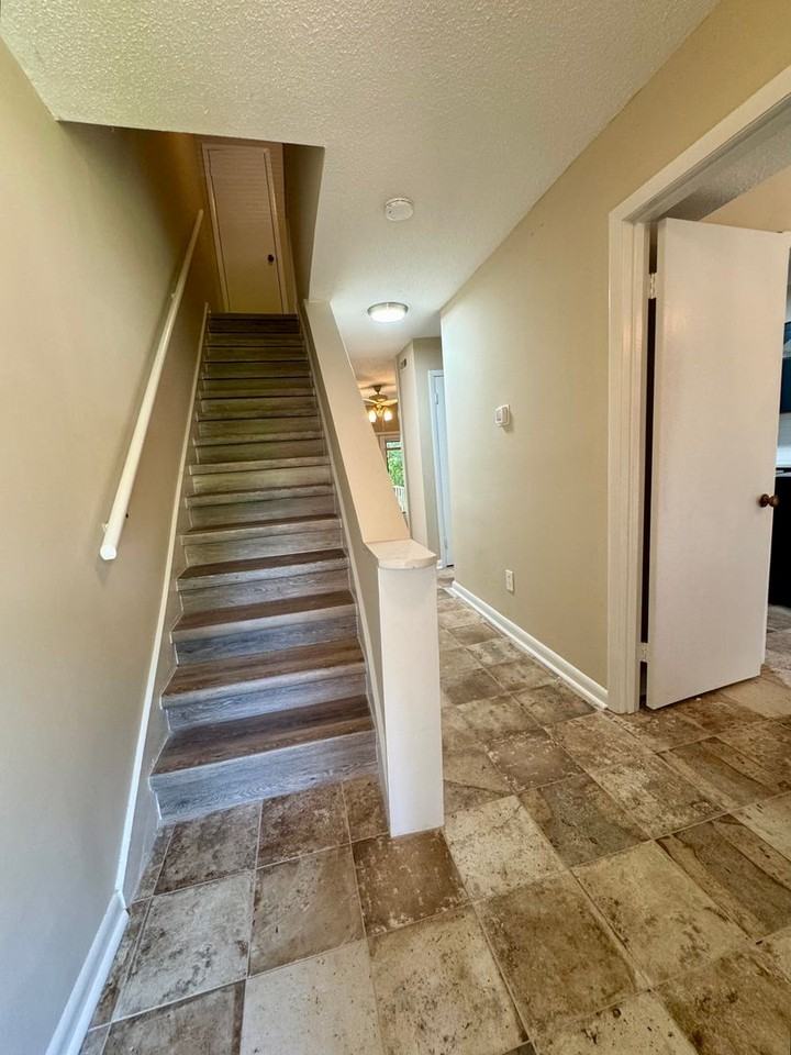 107 Oak Tree Dr - Photo 3 of 11