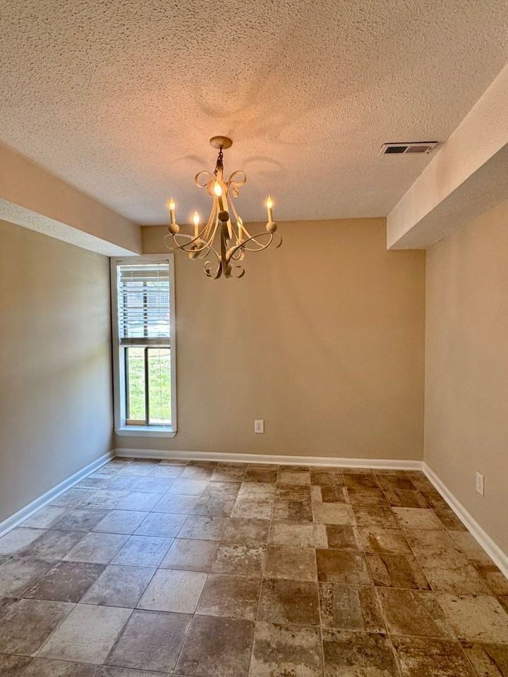 107 Oak Tree Dr - Photo 5 of 11