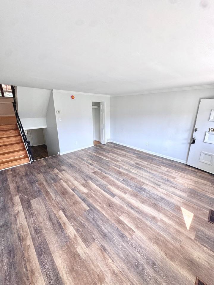 1962 S Hall St - Photo 3 of 23