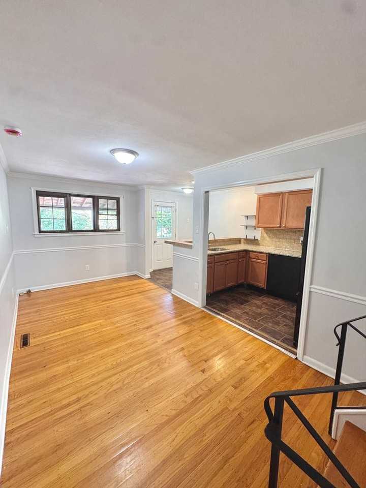 1962 S Hall St - Photo 5 of 23