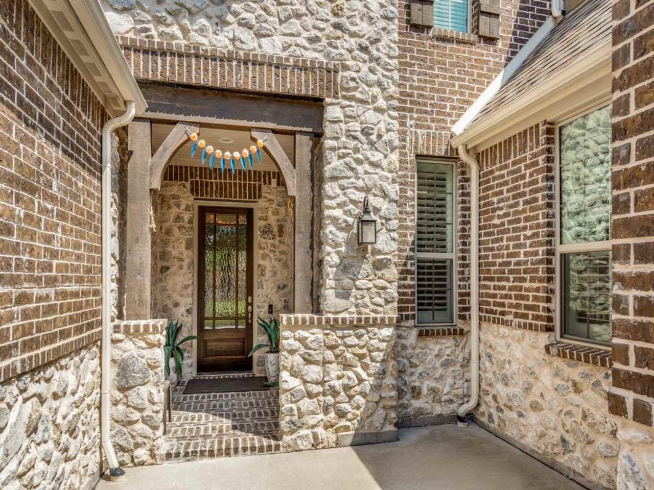 905 Asbury Dr - Photo 2 of 25