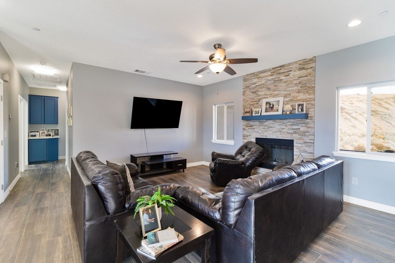 18810 Talisman St - Photo 3 of 16
