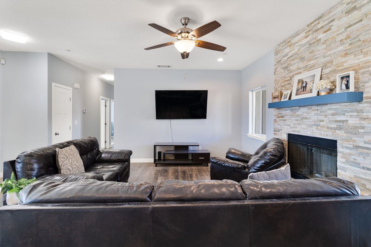 18810 Talisman St - Photo 4 of 16