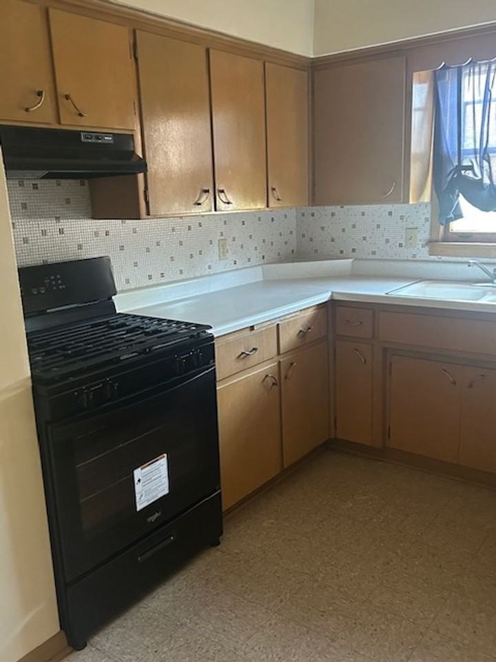 1334 W 28th St - Photo 4 of 8