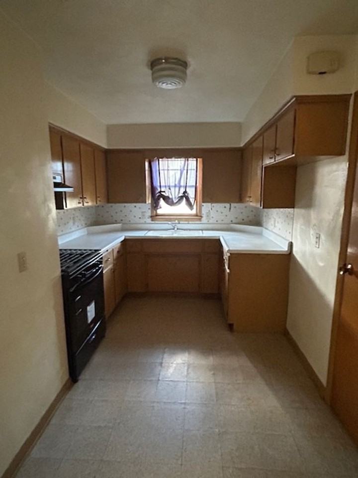 1334 W 28th St - Photo 5 of 8