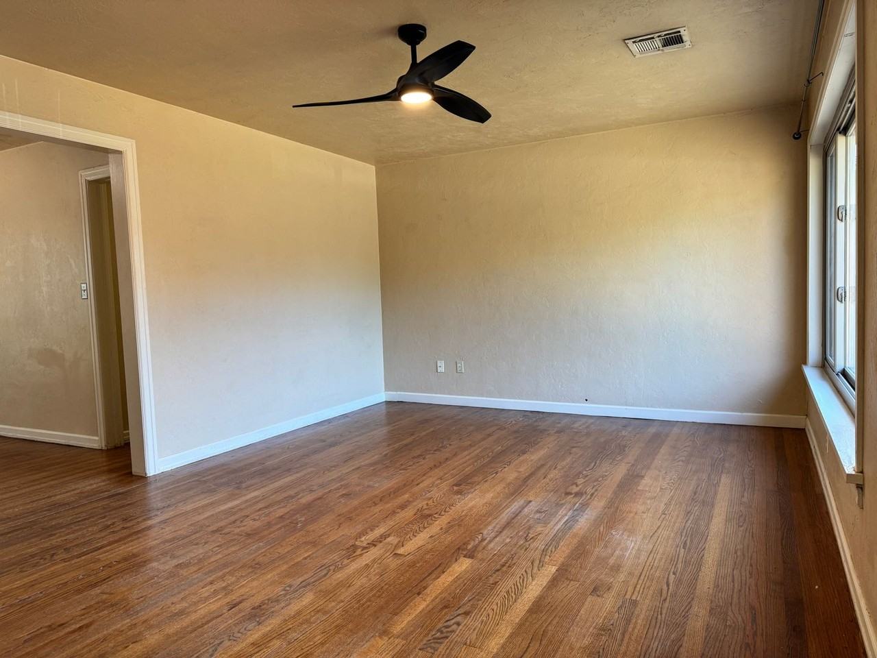 3233 Nw 43rd St - Photo 4 of 21