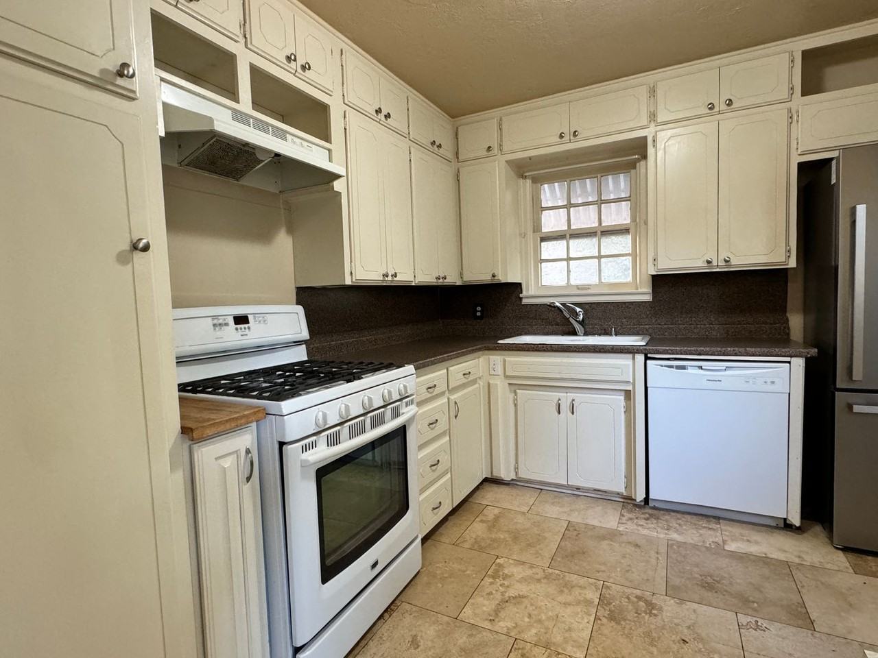3233 Nw 43rd St - Photo 6 of 21
