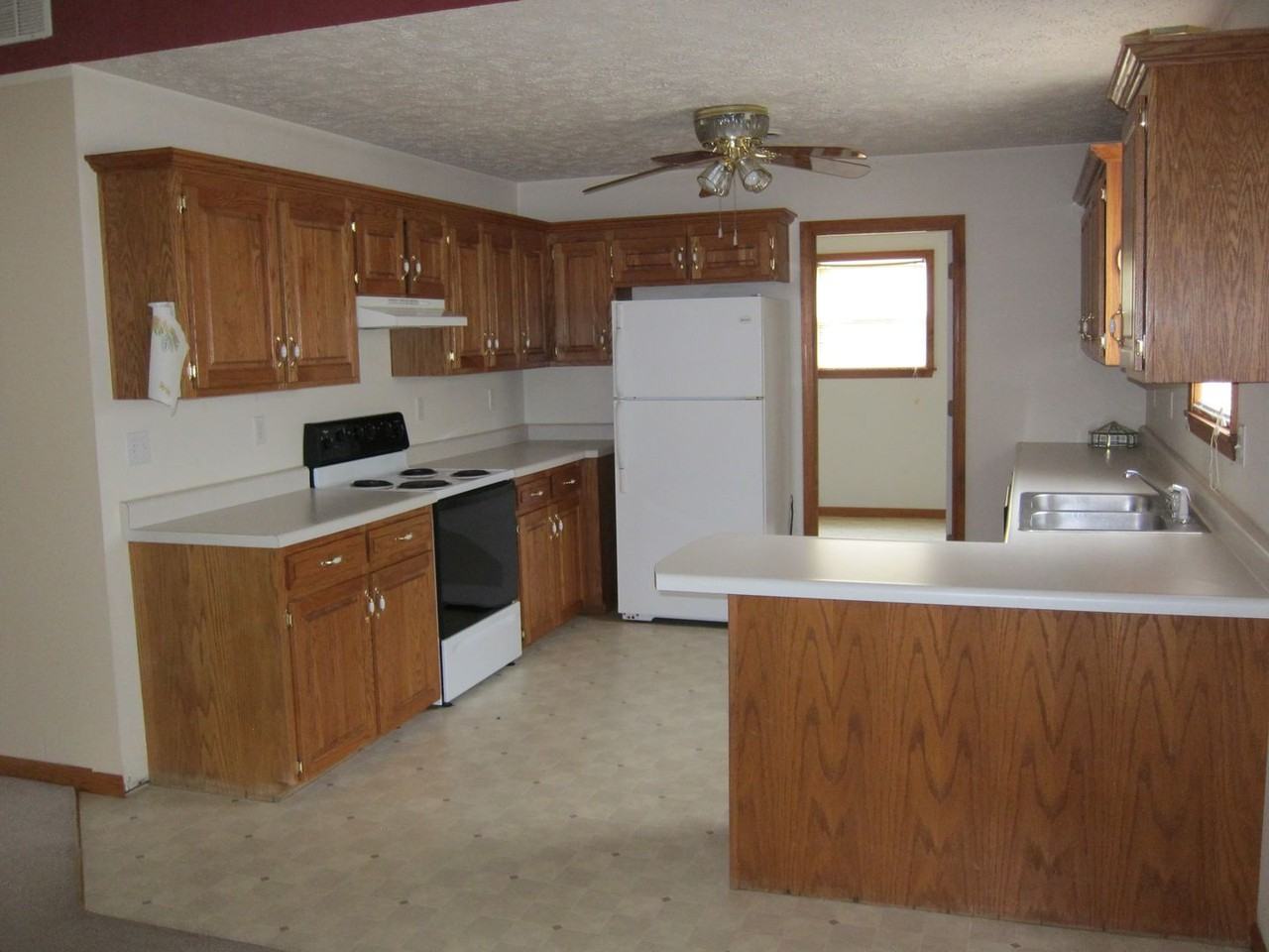 22194 Hedge Rd - Photo 2 of 4