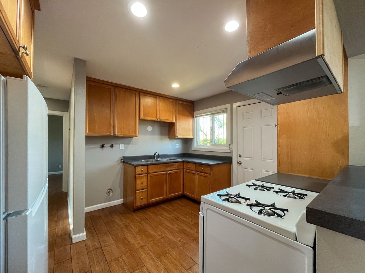 11303 S Lemoli Ave - Photo 2 of 19