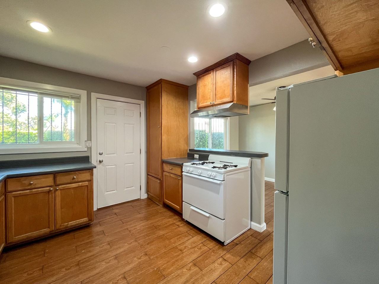 11303 S Lemoli Ave - Photo 3 of 19