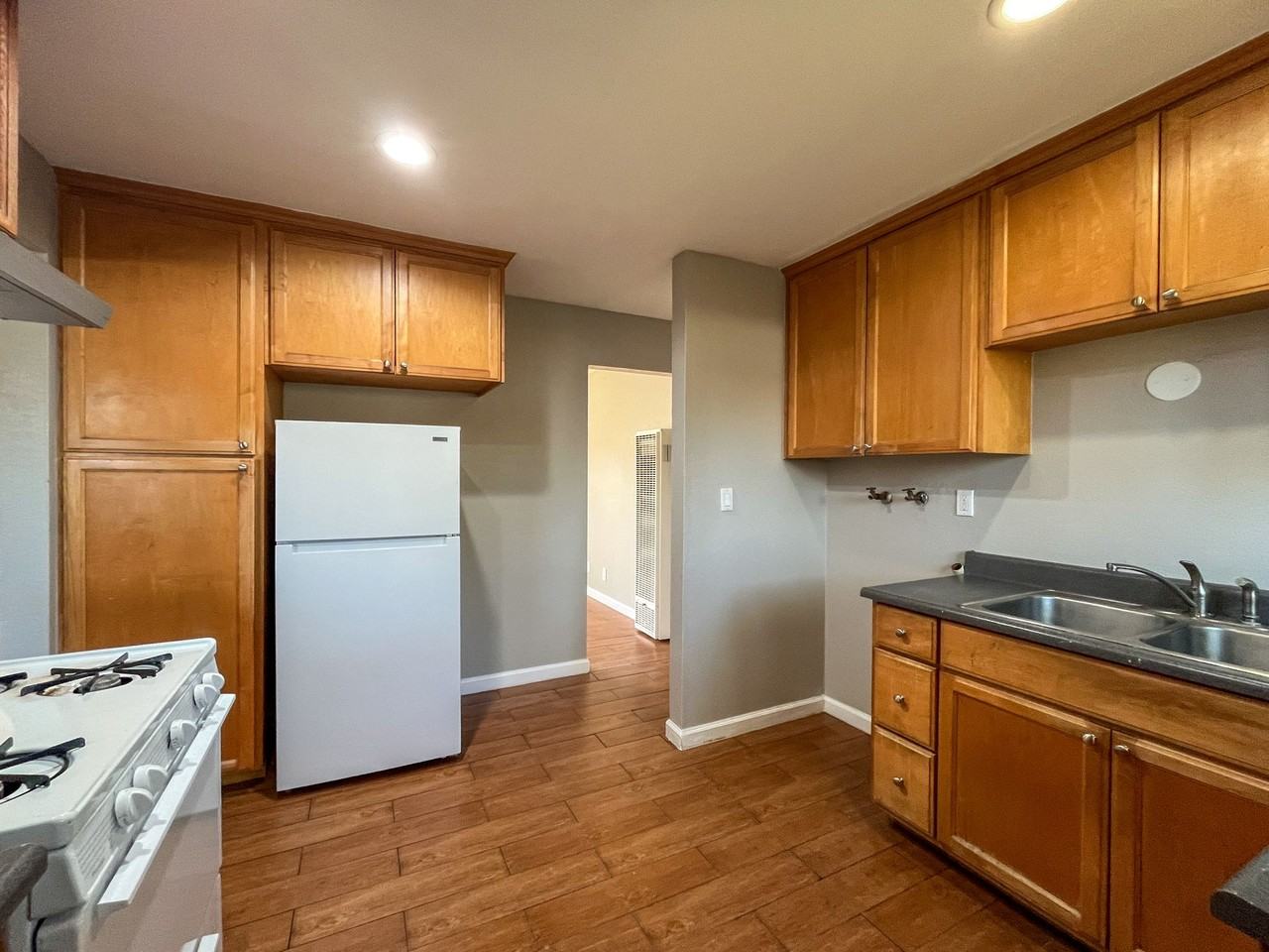 11303 S Lemoli Ave - Photo 4 of 19