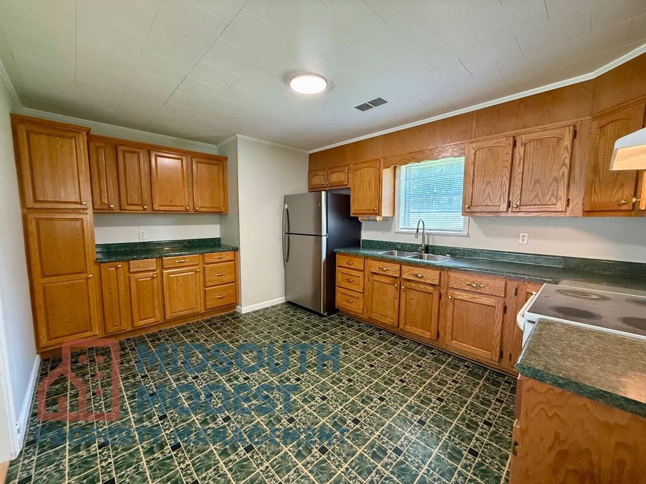 211 Tech St - Photo 6 of 27