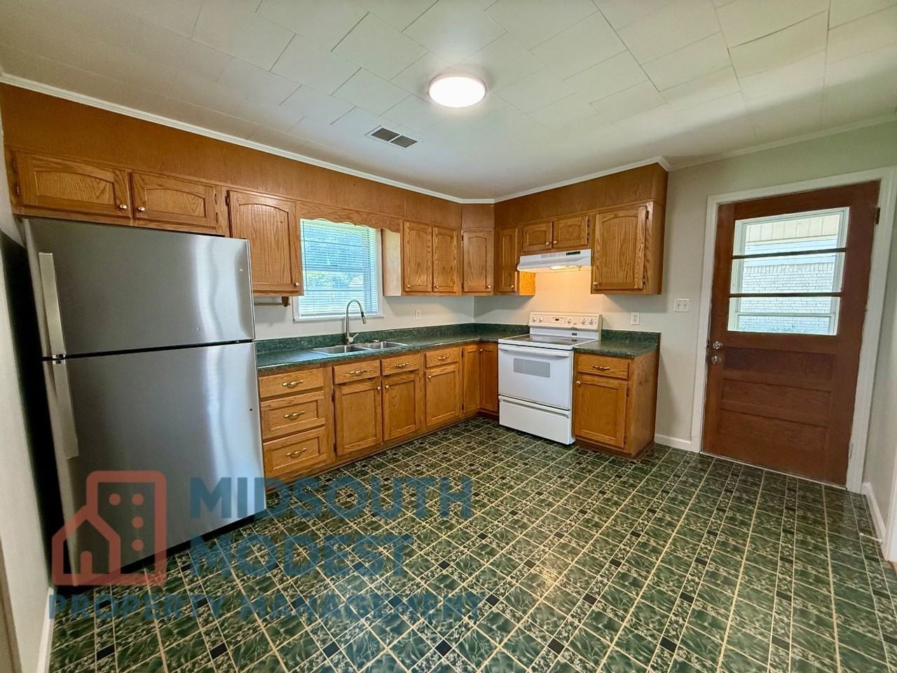 211 Tech St - Photo 7 of 27
