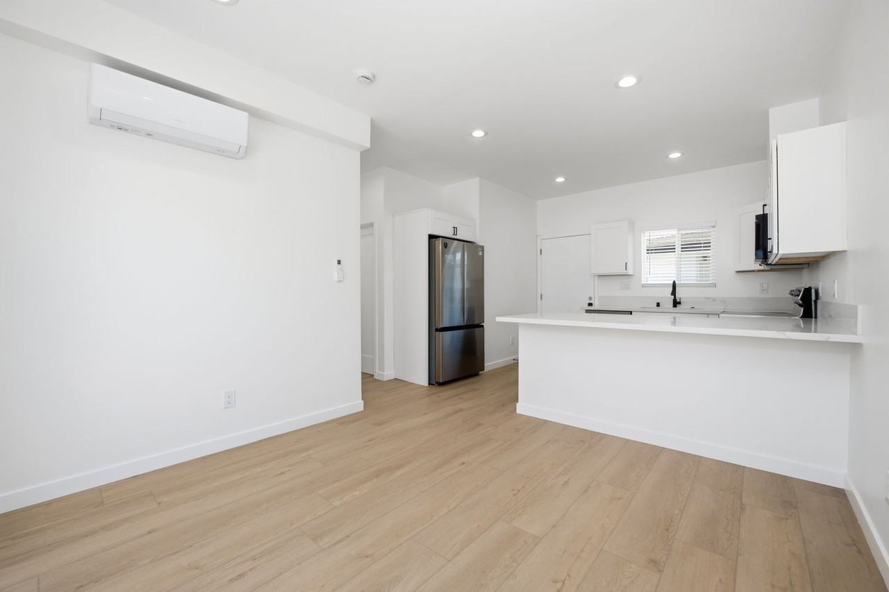6916 Eberhart St - Photo 5 of 21