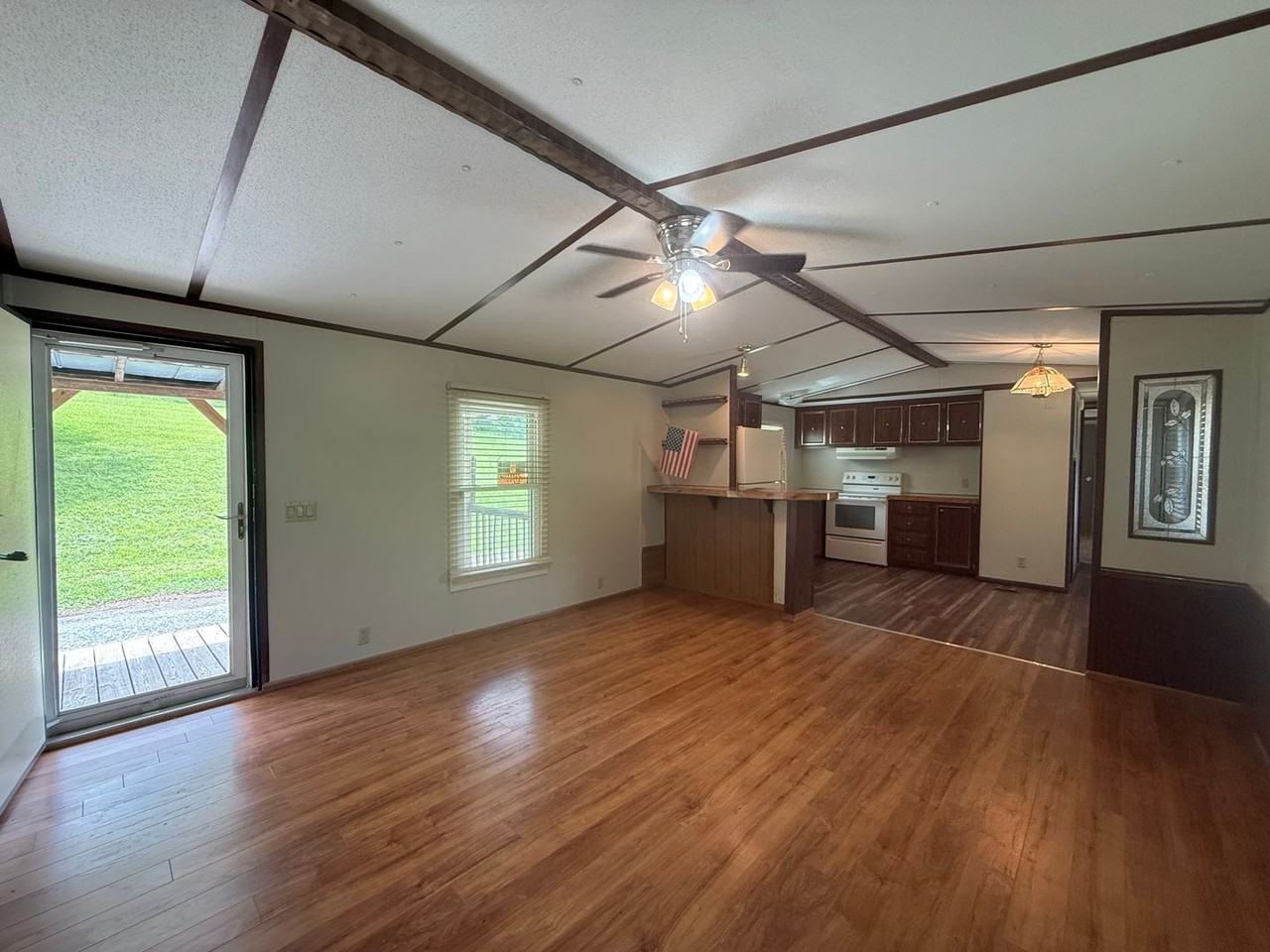 133 Patricia Ln - Photo 3 of 23