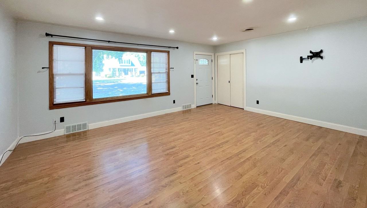 302 N Reno St - Photo 3 of 19