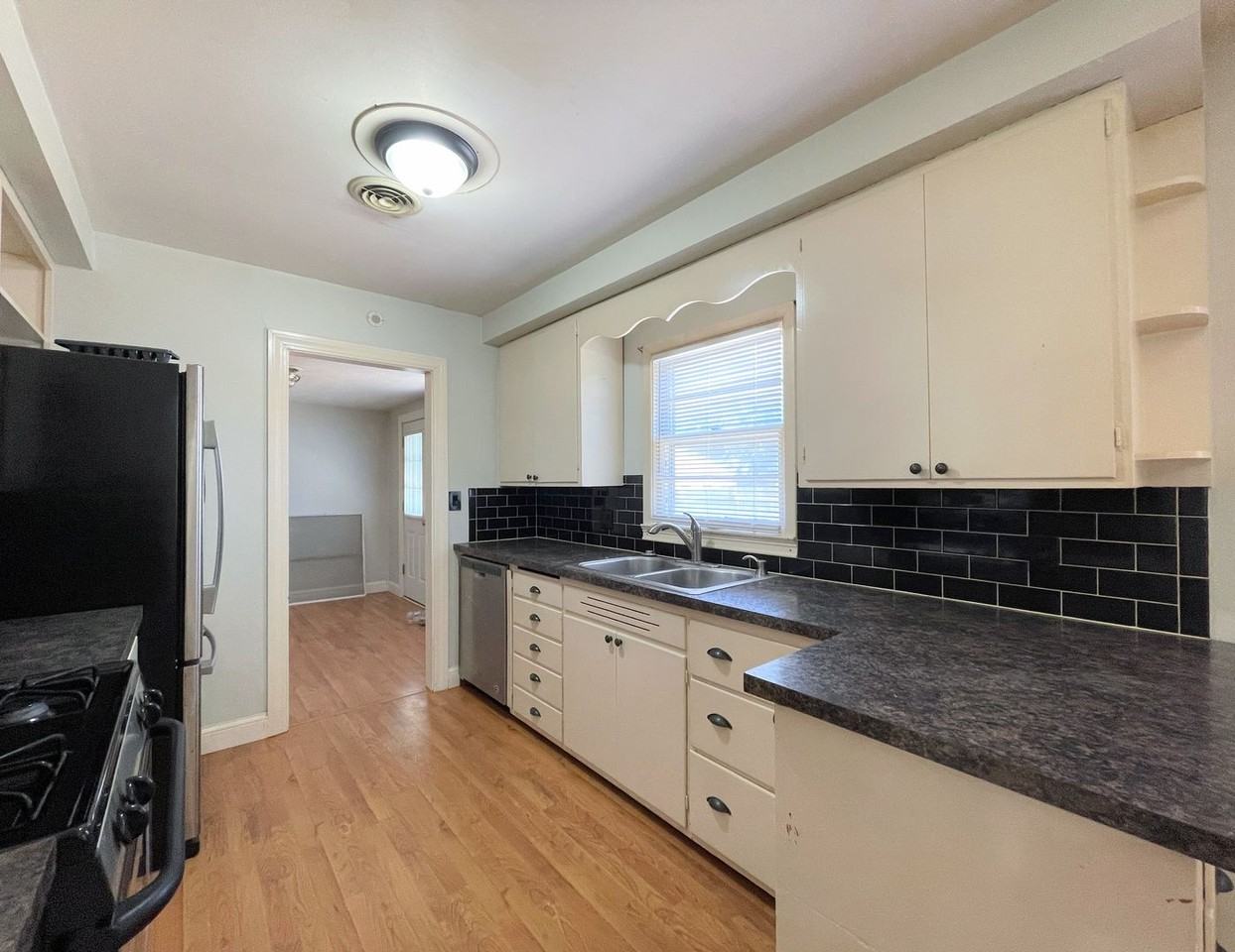 302 N Reno St - Photo 5 of 19