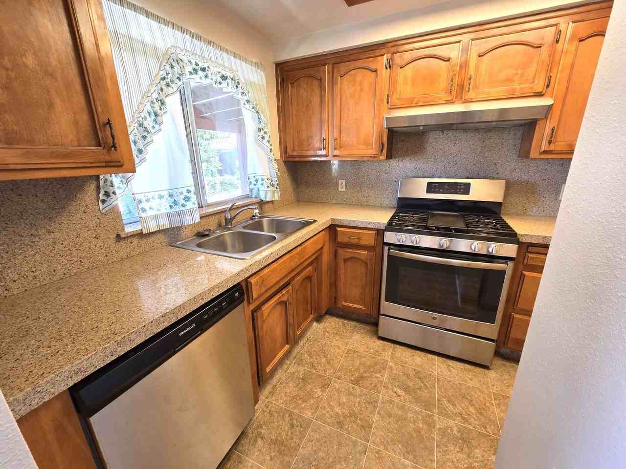 550 Black Oak Ave - Photo 5 of 14