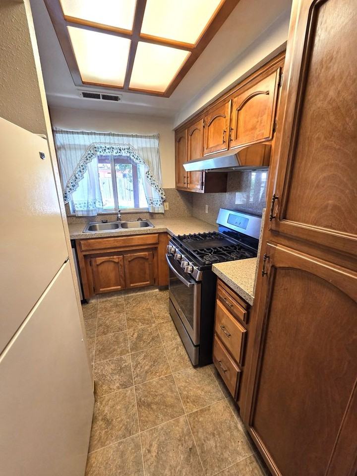 550 Black Oak Ave - Photo 6 of 14