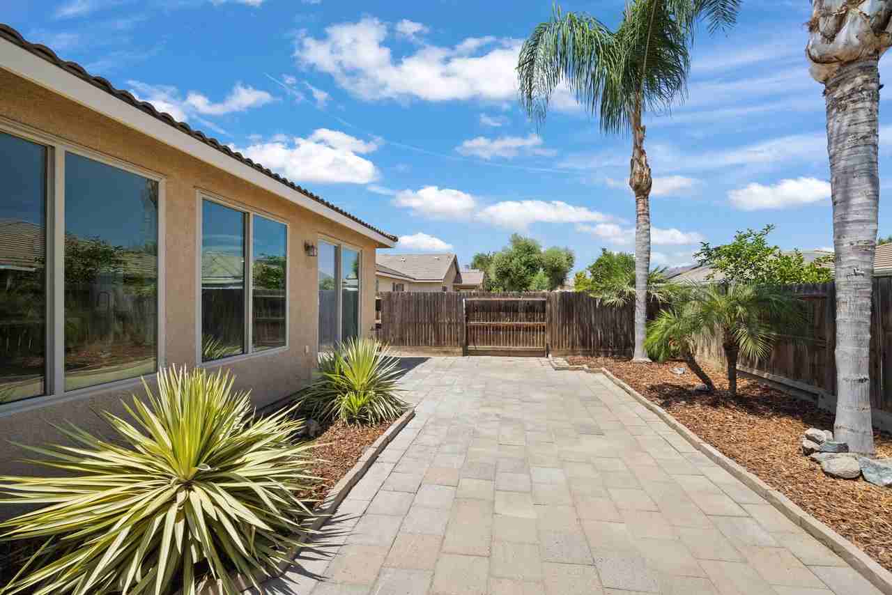 1428 N Leila St - Photo 3 of 22