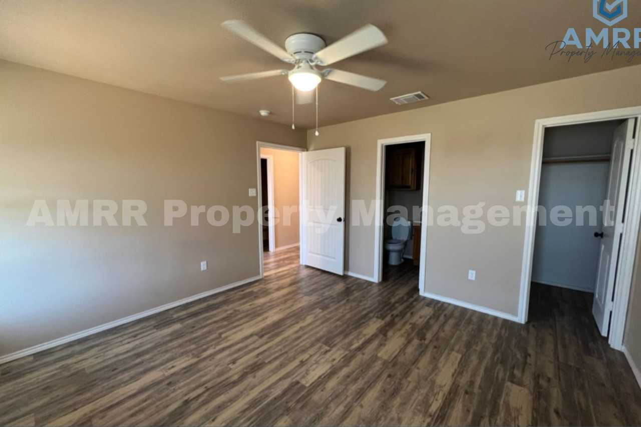 2408 N Avenue P - Photo 3 of 21