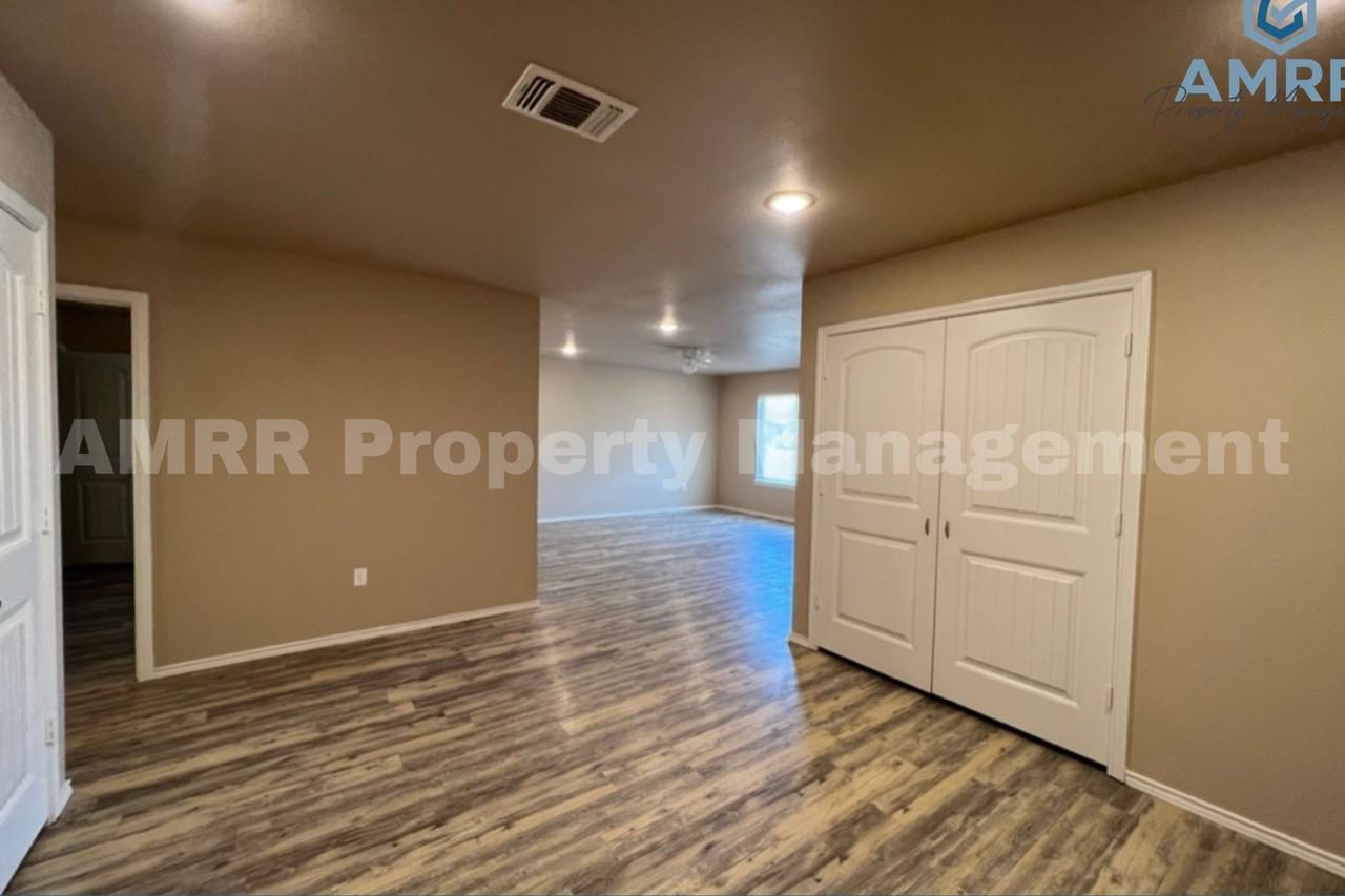 2408 N Avenue P - Photo 6 of 21