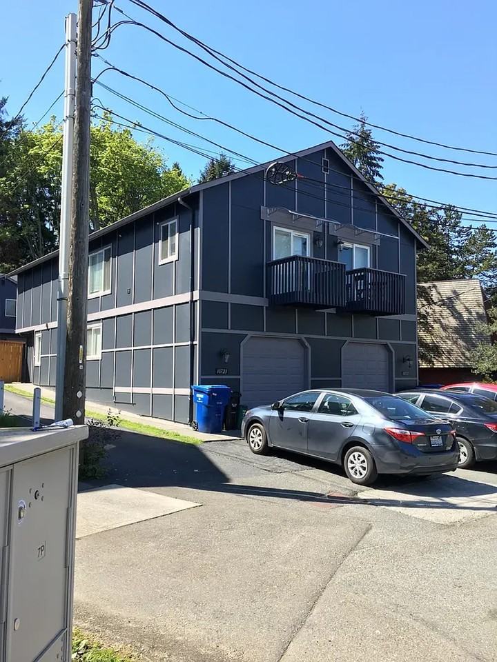 10723 Burke Ave N - Photo 2 of 18
