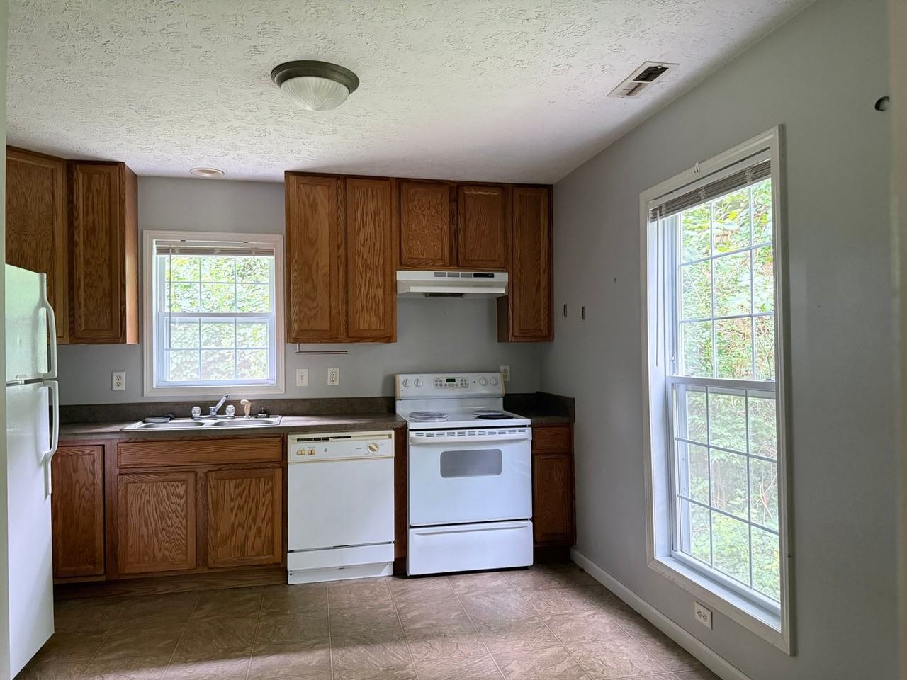 4 Greenbriar Rd #B - Photo 5 of 13