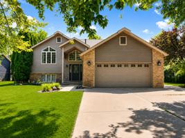featured image of 4660 Country Cir